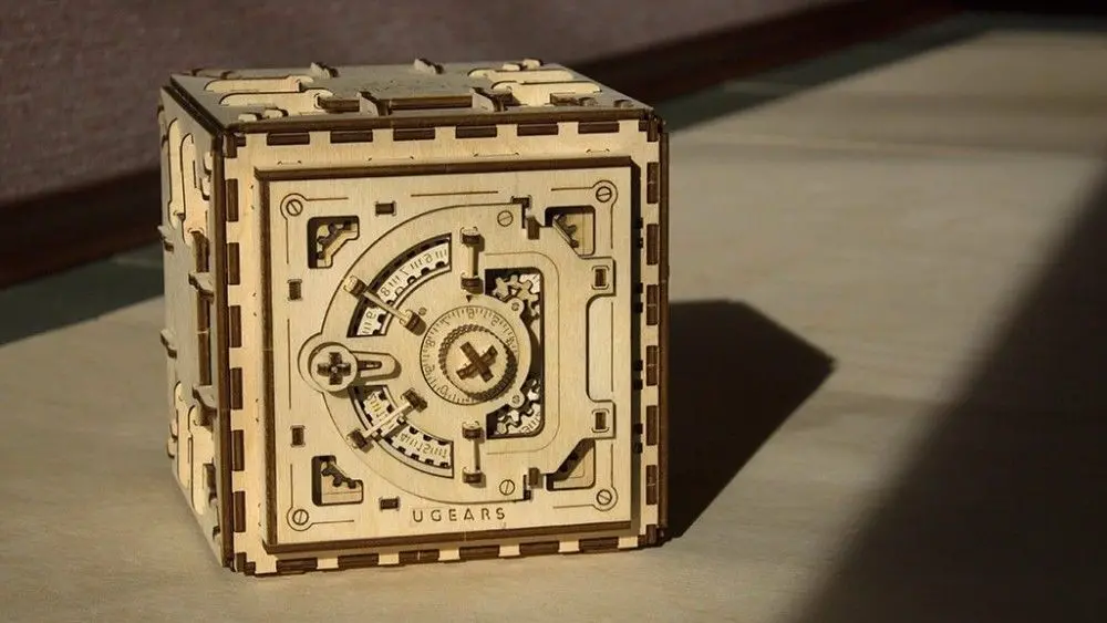 Ugears Model Safe - 179 Pieces 1